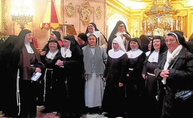 Un grupo de monjas de clausura en el interior de la basílica de la Vera Cruz, ayer./J. F. R.
