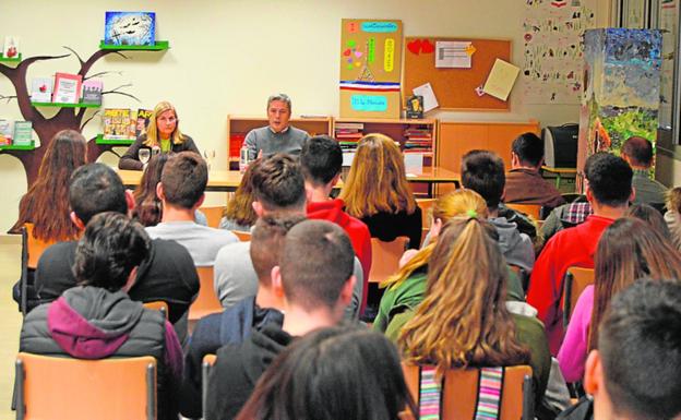 Alberto Aguirre, junto a la profesora Pardo, en su charla./Ayto