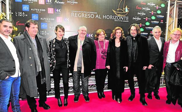 Juan Manuel Chumilla-Carbajosa (4d), junto a parte de los actores y productores de la película 'Regreso al Horizonte', ayer, a las puertas del cine Rex de Murcia./Vicente Vicéns / AGM