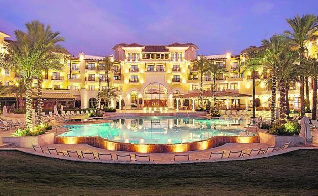 Vista nocturna de las instalaciones de Intercontinental Mar Menor. /I.M.M.