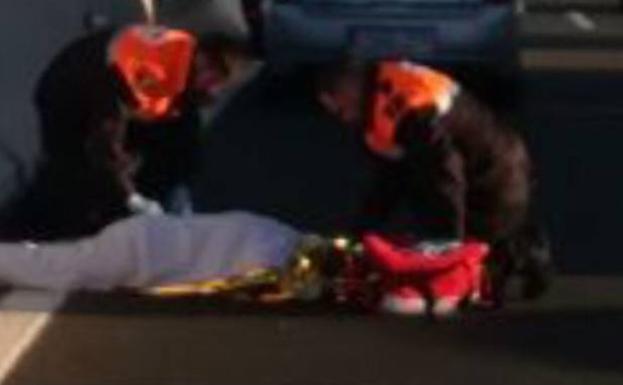 El hombre atropellado, atendido en la carretera./Protección Civil Pilar de la Horadada