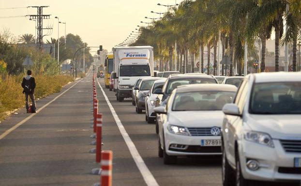 Carril bici en la avenida Reino de Murcia. /Nacho García / AGM