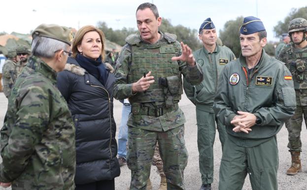 Cospedal habla con algunos militares en Tarragona. /Ministerio de Defensa