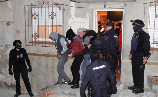 Los agentes sacan a los detenidos durante la redada . /P. Sánchez /AGM