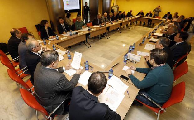 La reunión de la CHS, este viernes./Edu Botella / AGM