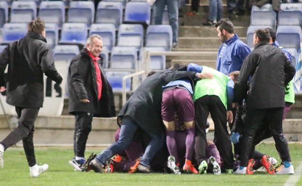 Los jugadores del Jumilla celebran el gol de la victoria en el Nuevo Colombino./Agencia LOF