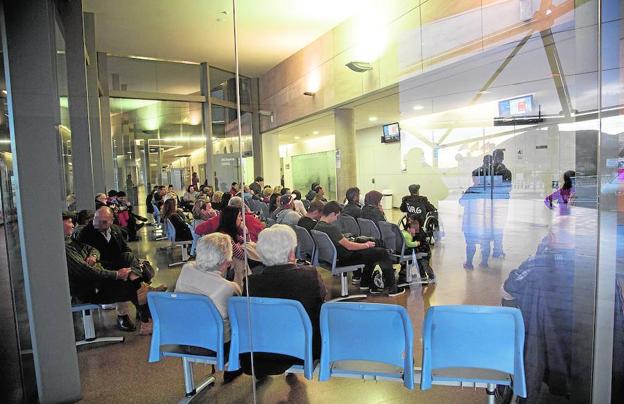 Sala de espera del Hospital Santa Lucía, ayer repleta de familiares de pacientes./J. M. Rodríguez / AGM