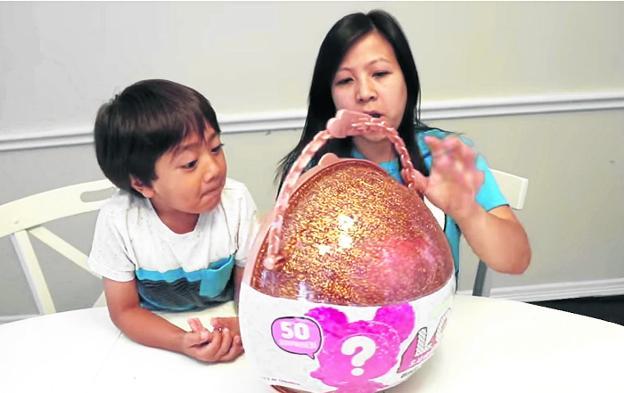 Ryan, con su madre, se dispone a analizar un juguete. / r.c.