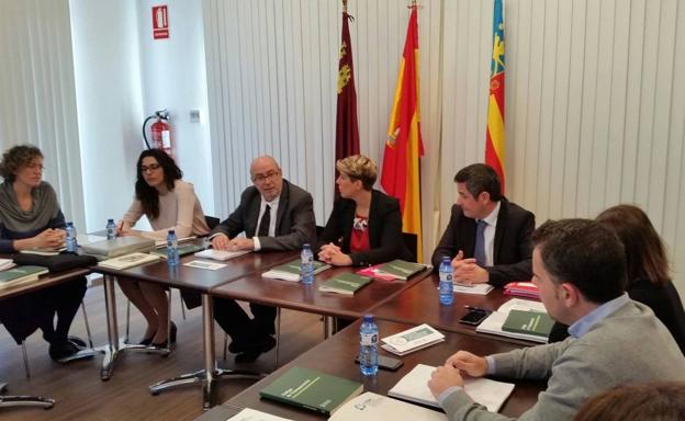 La consejera de Transparencia, Participación y Portavoz, Noelia Arroyo, durante la firma del protocolo de colaboración con el consejero de Transparencia, Responsabilidad Social, Participación y Cooperación de la Generalitat, Manuel Alcaraz./CARM