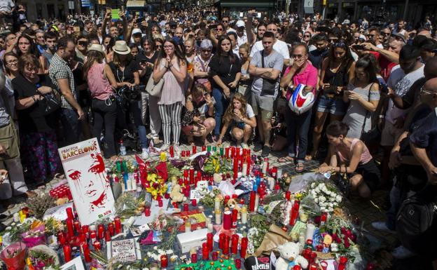 Concentración multitudinaria en homenaje a las víctimas de los ataques de Las Ramblas (Barcelona)./EFE