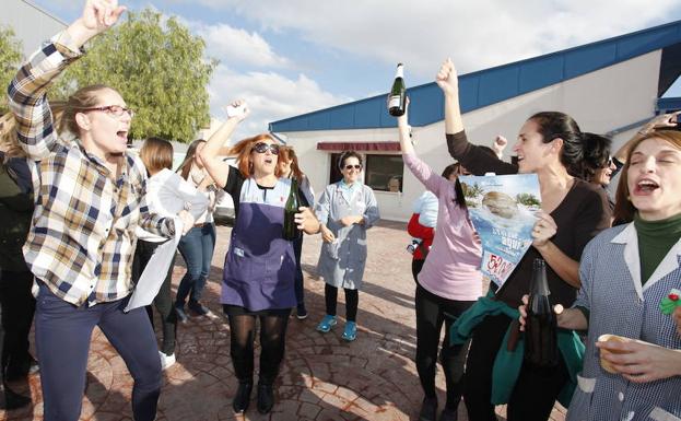 Vecinos de Molina de Segura celebran un cuarto premio en la Lotería de Navidad, en una imagen de archivo./Fran Manzanera