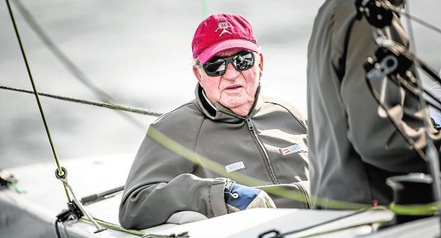 El Rey emérito navega a bordo del 'Bribón' en aguas de Bayona durante una competición en septiembre./Salvador Sas / EFE