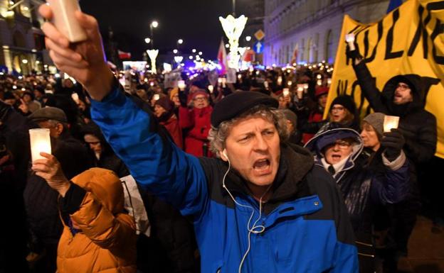Miles de polacos protestan en Varsovia el pasado mes de diciembre contra la polémica reforma judicial./AFP