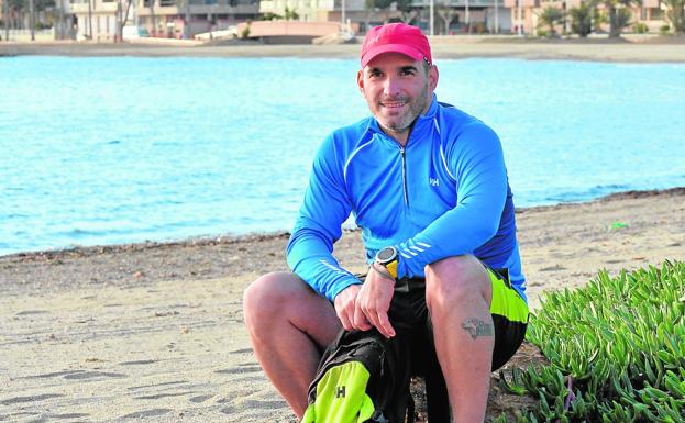 Pedro Vera, en la playa de la Colonia de Águilas, el pasado miércoles./Paco Alonso / AGM