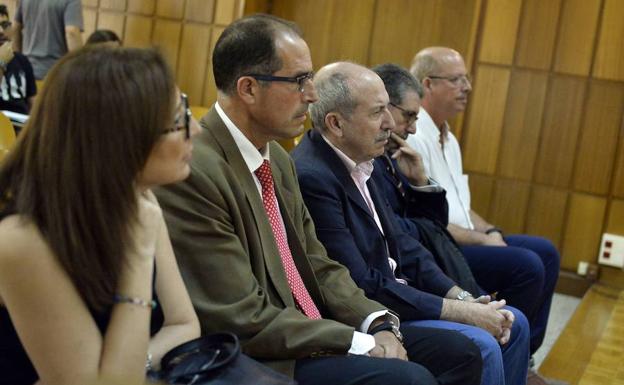 Encarna Muñoz, Manuel Alfonso Guerrero, José María Ródenas, Antonio Alvarado y Juan Ignacio Sánchez Gelabert, durante el juicio./GUILLERMO CARRIÓN
