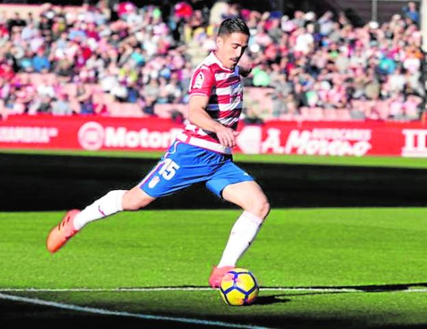 Pedro, exjugador del Murcia, con la camiseta del Granada./Ideal