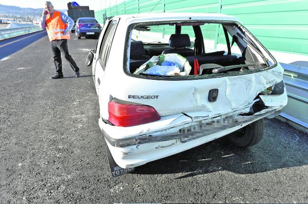 Estado en que quedó ayer un coche en la A-30, en Murcia, tras colisionar con un camión./J. Carrión / AGM