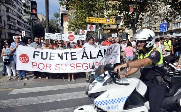 Imagen de archivo de las protestas de los vecinos por los robos en sus viviendas. /G. Carrión/ AGM