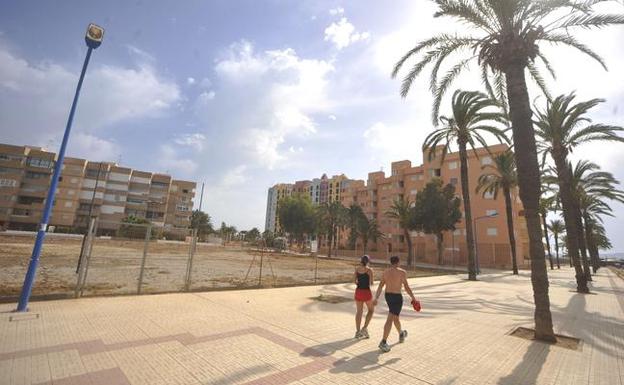 Entrada a las urbanizaciones y bloques de edificios de Playa Honda, en el Mar Menor./A. Gil / AGM