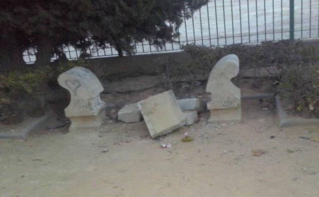 Desperfectos en un banco de piedra ocasionados por los vándalos. /Ayuntamiento de Lorca