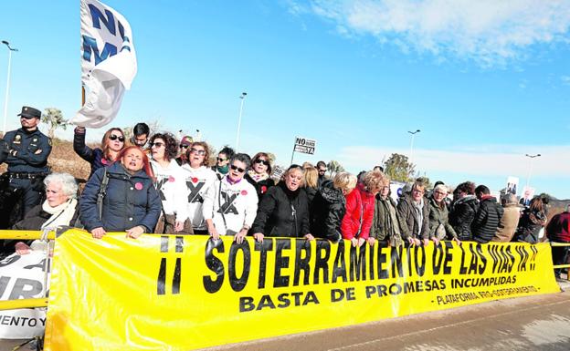 Protesta de la Plataforma frente a Promenade. / EDU BOTELLA / AGM