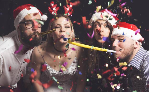Jóvenes se divierten celebrando el Año Nuevo.