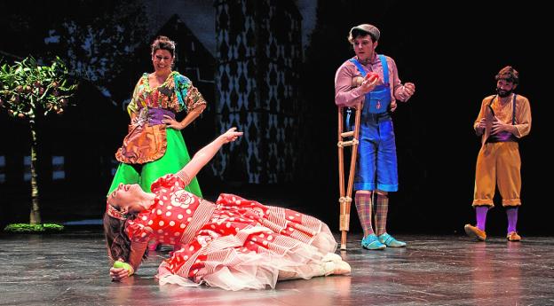 Un momento en la puesta en escena de 'El flautista de Hamelín'./Juan Carlos Caval