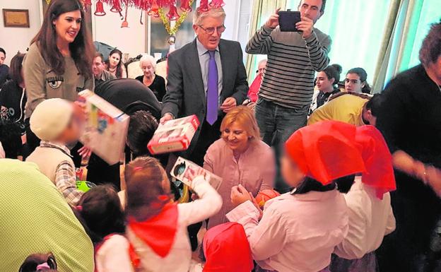 Los altos cargos reparten regalos navideños a los niños./CARM