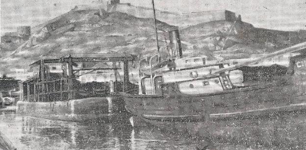 El 'Choncholita', atracado en el puerto de Cartagena, con el Castillo de los Moros de fondo./