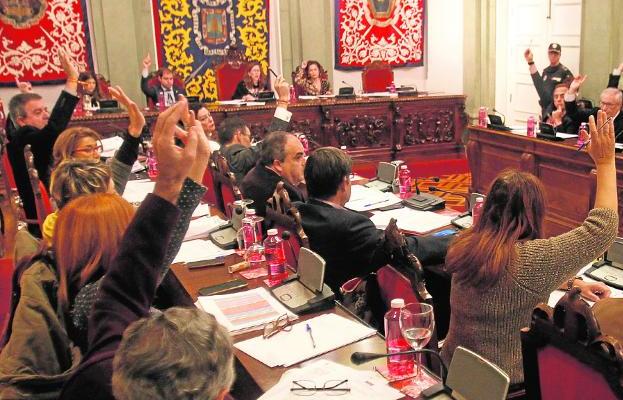 Los concejales votan una de las mociones aprobadas ayer por unanimidad./P. S. / AGM