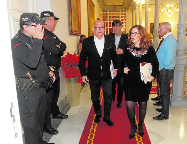 Ana Belén Castejón, seguida de Manuel Padín (Cs) y de Francisco Aznar (PSOE) a su salida de la Junta de Gobierno./Pablo Sánchez