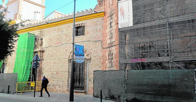 Los dos escudos heráldicos de la fachada principal del Palacio de San Julián, detrás de los andamios, están siendo restaurados./Paco Alonso / AGM