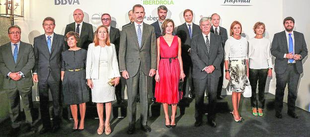 Foto de familia del acto central del 15 aniversario de Vocento, celebrado en septiembre en el Teatro Real de Madrid y presidido por los Reyes Felipe y Letizia./Alberto Ferreras