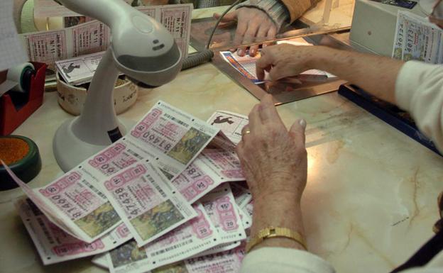 Venta de billetes de lotería en una imagen de archivo. /Juanchi López/ AGM