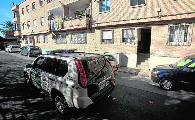 Una patrulla de la Guardia Civil pasa, ayer por la mañana, por la calle donde se produjo el tiroteo./Nacho García / AGM