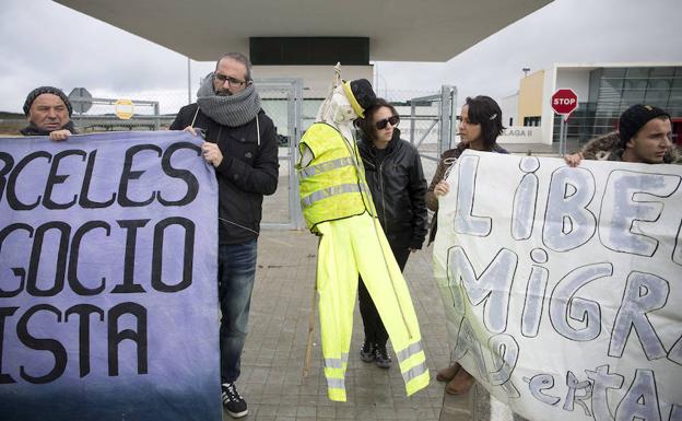 Miembros de la Plataforma Ciudadana manifestándose contra el CIE./EFE
