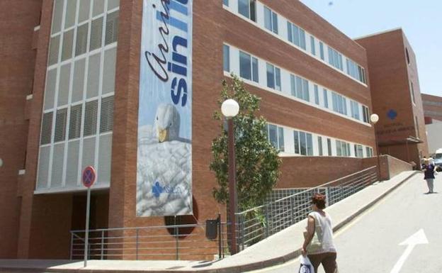 el hospital Virgen de La Arrixaca, donde fue trasladado uno de los heridos./LV