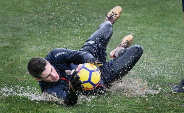 Kepa se entrena bajo la lluvia en Lezama. /Luis Ángel Gómez