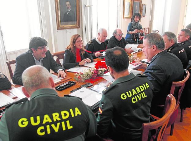 Mandos de la Guardia Civl y de la Policía Nacional escuchan a Castejón y Bernabé, ayer en la Junta Local de Seguridad./Pablo Sánchez / AGM