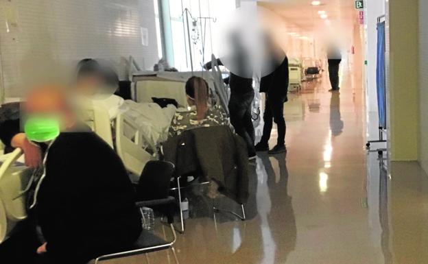 Pacientes y familiares, ayer a mediodía en un pasillo del servicio de Urgencias del Santa Lucía./La Verdad