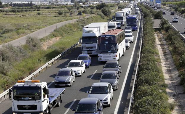 Retenciones en la autovía A-7, a la altura de Alcantarilla./Edu Botella / AGM