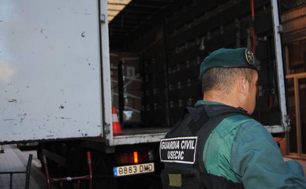Un agente custodia la carga de un camión con droga para destruir./Delegación del Gobierno