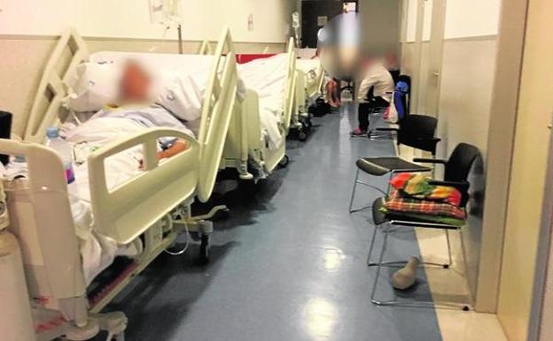 Pacientes en un pasillo de Urgencias del Santa Lucía, en una imagen tomada el martes por la mañana./LV