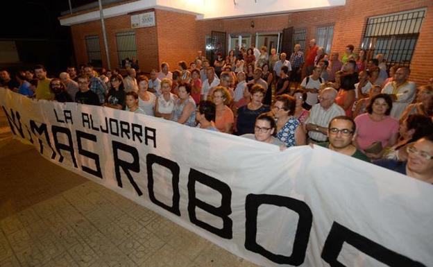 Protesta vecinal en La Aljorra, el 13 de septiembre de 2017. /A. Gil/ AGM
