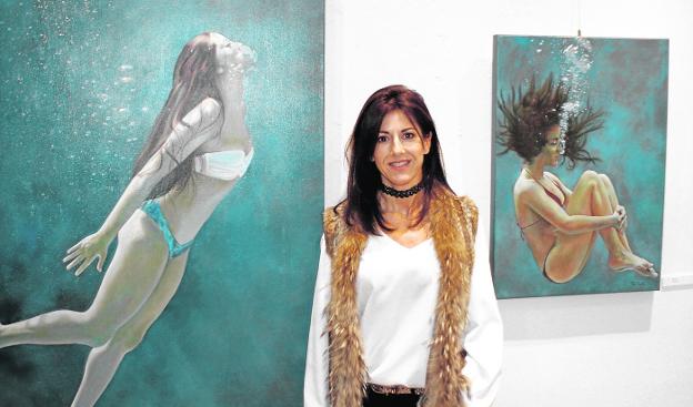 Perla Fuertes, junto a dos de sus obras./