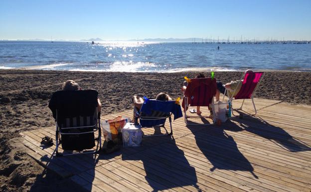 Aspecto que ofrecía ayer la playa de Lo Pagán, con visitantes disfrutando de las temperaturas primaverales de estos días, inusuales en enero y a las que seguirá un desplome de hasta diez grados a partir del sábado./Martínez Bueso