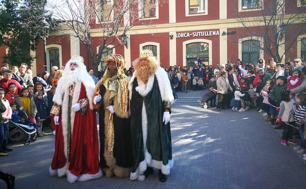 Llegada de los reyes magos a la estación de Sutullena. /Paco Alonso / AGM