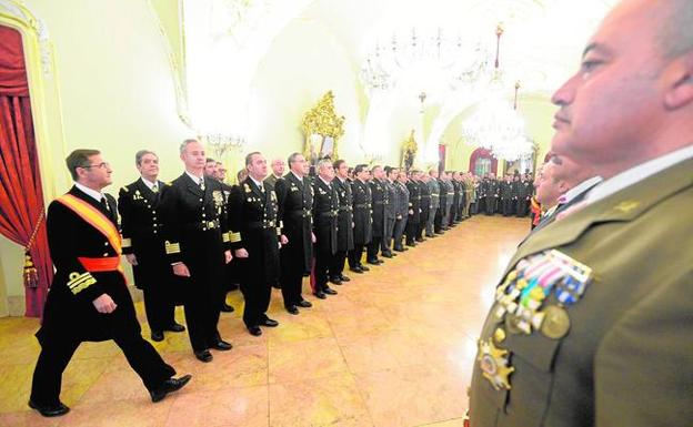 El almirante de Acción Marítima, Manuel de la Puente, entra en el Salón del Trono de la Capitanía de la Armada, ayer al mediodía. /Antonio Gil / AGM