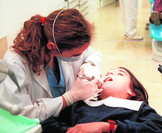 Aplicación de anestesia en la boca.
/R. Z.