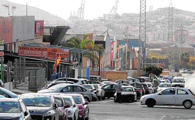 Una de las calles principales del polígono industrial Cabezo Beaza repleta de vehículos./Pablo Sánchez / AGM